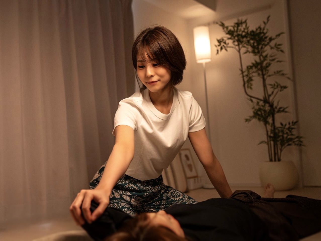 横浜駅のタイ古式マッサージ Wellness Loungeで施術するセラピスト